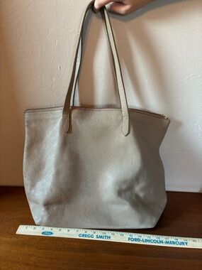 Cuyana Pebbled Leather Tote in Taupe